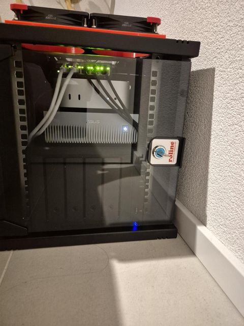 Kleiner schwarzer Netzwerkschrank mit Switch, Mini-PC und NAS