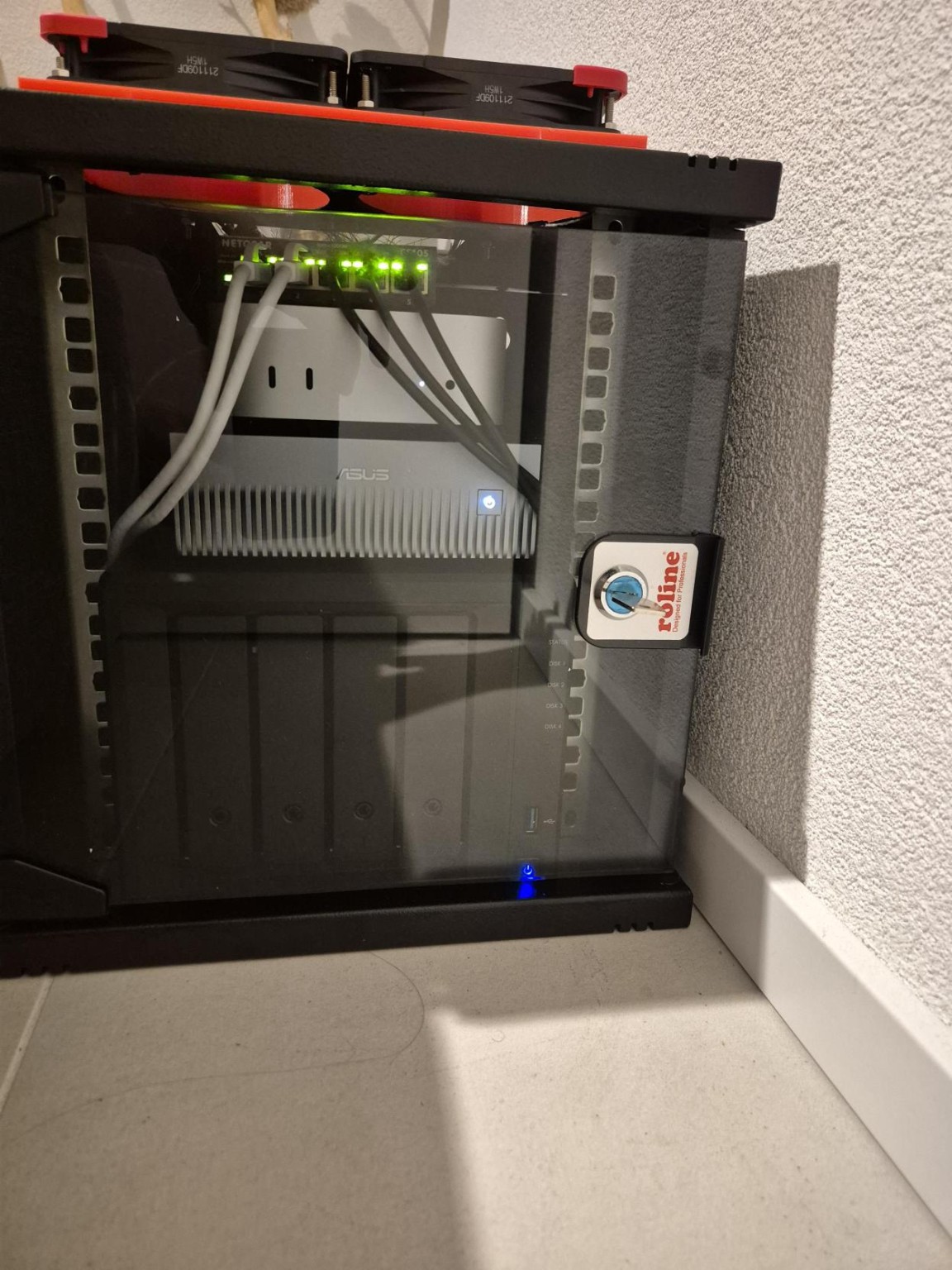 Server-Rack mit Geräten, Speicher und Netzwerkkomponenten