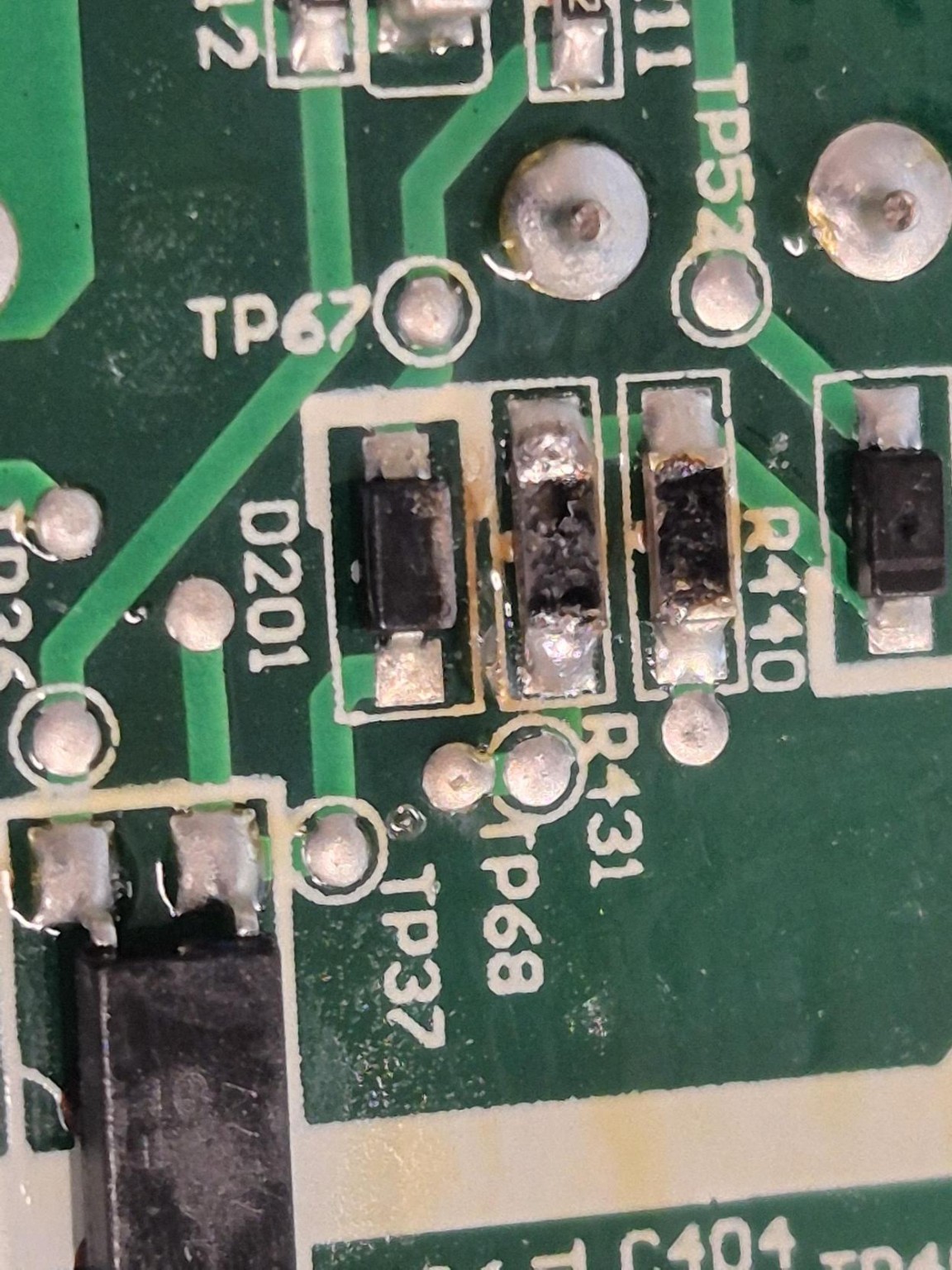 Nahaufnahme einer Platine bei der Fehlersuche