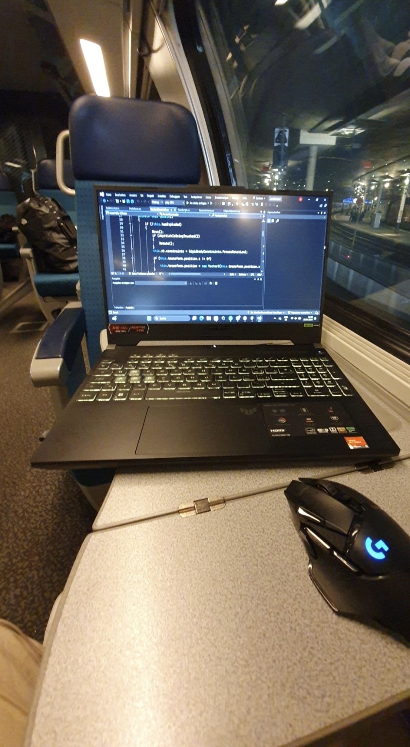 Laptop beim Programmieren unterwegs im Zug